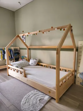 Hausbett aus Holz 80x160 für Kinder mit gemütlicher Dekoration | Montessori Kinderhausbett | YokoTower