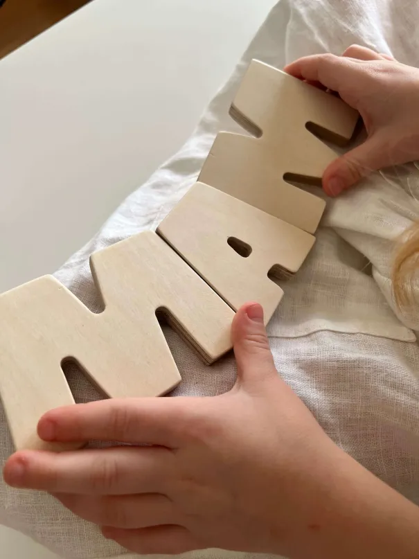 Alfabeto de madera para niños - set educativo de letras de madera para aprender y jugar | Yoko Tower