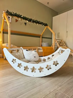 Dondolo Montessoriano Stella in legno naturale Bianco con cuscino – giochi educativi per bambini | Yoko Tower