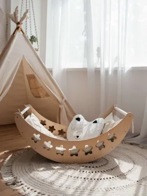 Montessori Schaukel Stella in Weiß/Lackiert  mit Kissen – pädagogische Spielzeuge für Kinder | Yoko Tower