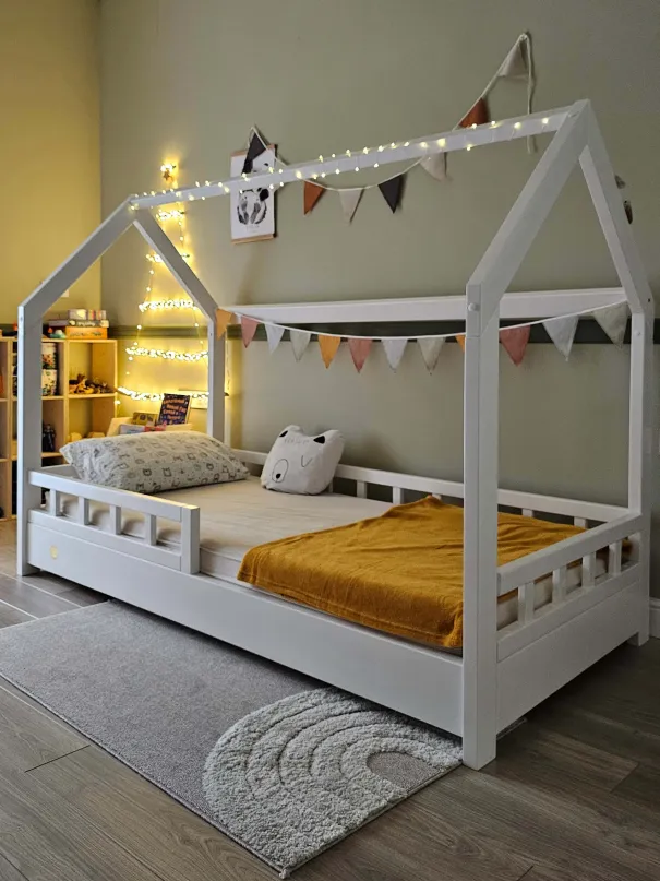 Lettino a Capanna 80x160 bianco in legno naturale con decorazioni accoglienti | Letto per bambini Montessori | YokoTower