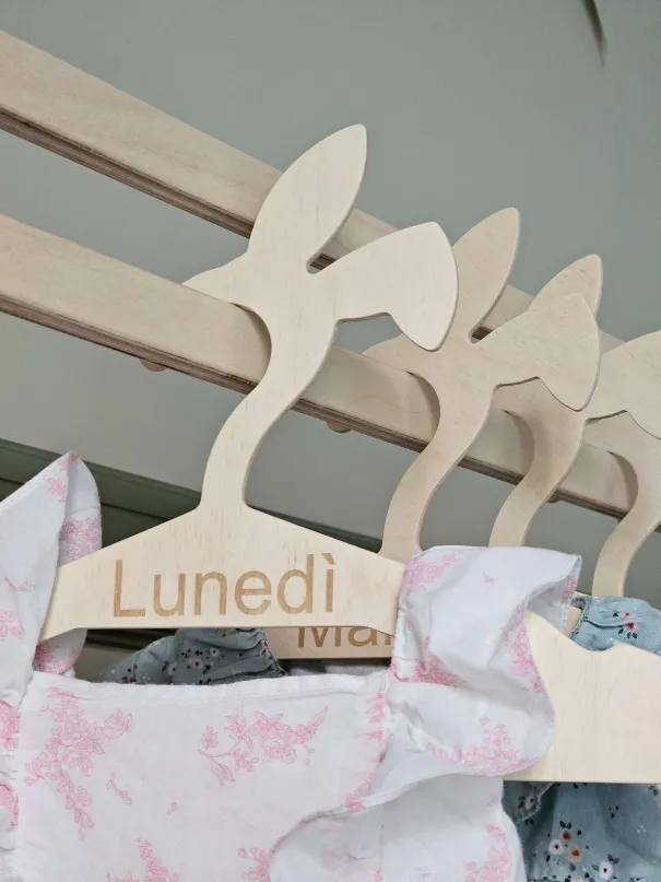 Appendini in Legno ""Coniglietto"" Set 7pz con nomi dei giorni della settimana - per l'armadio dei bambini | YokoTower