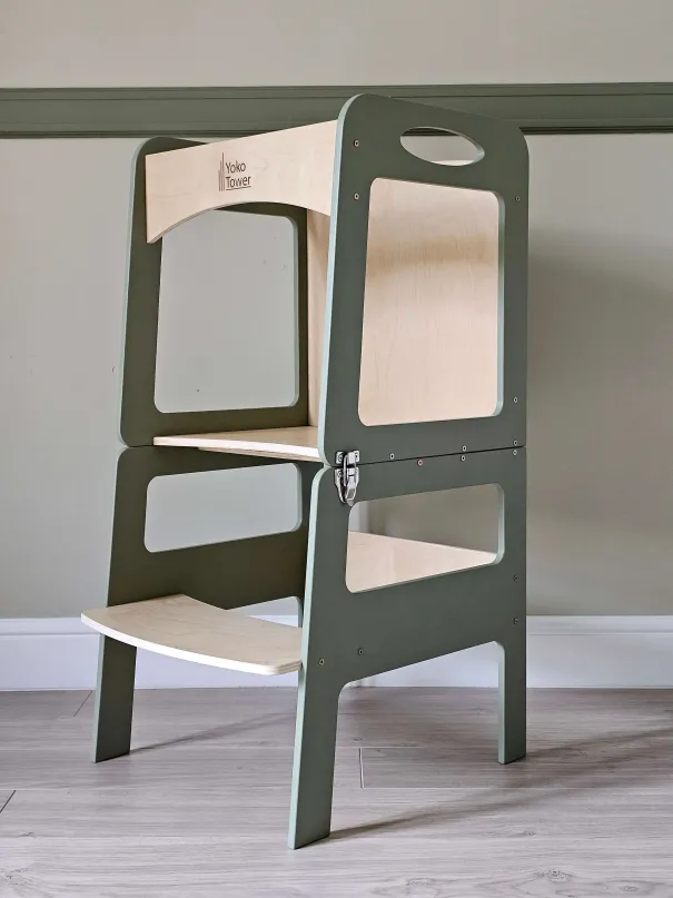 Torre de Aprendizaje Montessori Transformable SageGreen80/Lacado con pizarra - mesa y silla para niños | Yoko Tower