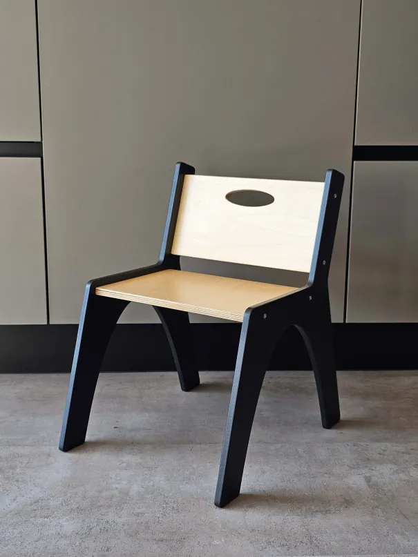 Pequeña Silla Montessori Negro/Lacado - silla de madera para la independencia | Yoko Tower