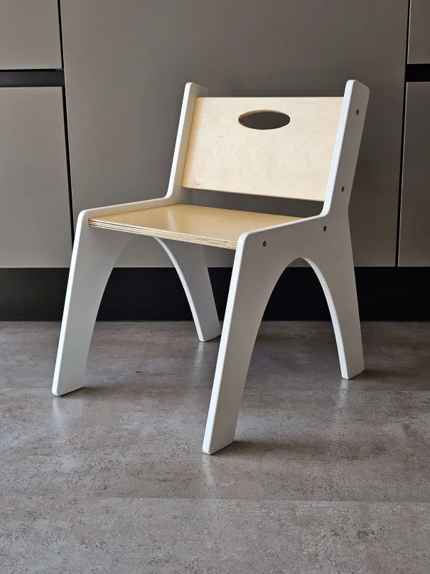 Pequeña Silla Montessori Blanco/Lacado - silla de madera para la independencia | Yoko Tower