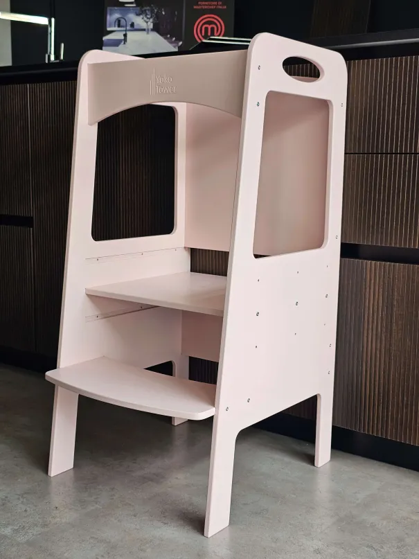 Torre Montessori Ajustable Rosa con Pizarra - Torre de Aprendizaje de Madera para Niños e Independencia | Yoko Tower