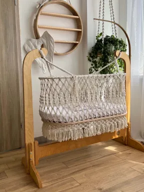 Makramee-Babywiege aus natürlicher Baumwolle, handgeknüpft mit Holzgestell, Boho-Stil, ideal für das Babyzimmer.