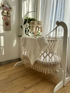 Makramee-Babywiege aus natürlicher Baumwolle, handgeknüpft mit Holzgestell, Boho-Stil, ideal für das Babyzimmer.