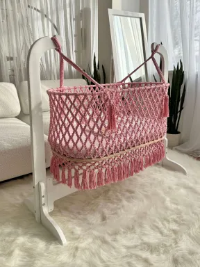 Makramee-Babywiege aus natürlicher Baumwolle, handgeknüpft mit Holzgestell, Boho-Stil, ideal für das Babyzimmer.