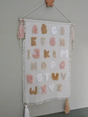 Decoración alfabeto en algodón – tapiz Montessori con letras en relieve para el aprendizaje táctil.