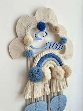 Adorno de nacimiento en macramé personalizado con nombre, hecho a mano con algodón natural y base de madera.