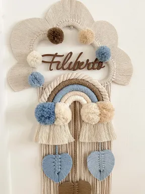 Personalisierte Makramee-Geburtsdeko mit Namen, handgefertigt aus natürlicher Baumwolle und Holz.