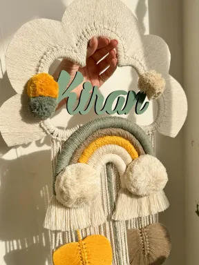 Adorno de nacimiento en macramé personalizado con nombre, hecho a mano con algodón natural y base de madera.