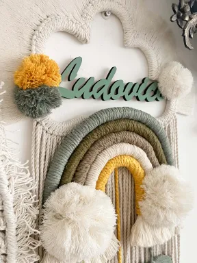 Fiocco di nascita in macramé personalizzato con nome, fatto a mano con cotone naturale e base in legno.