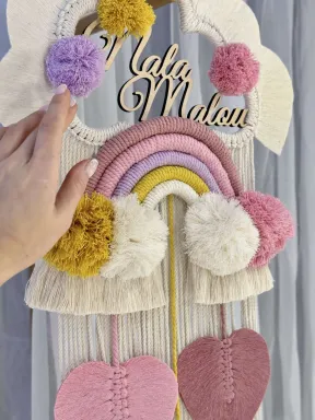 Personalisierte Makramee-Geburtsdeko mit Namen, handgefertigt aus natürlicher Baumwolle und Holz.