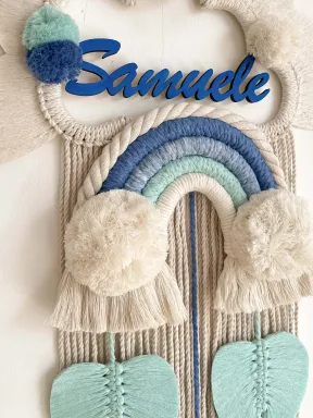 Personalisierte Makramee-Geburtsdeko mit Namen, handgefertigt aus natürlicher Baumwolle und Holz.