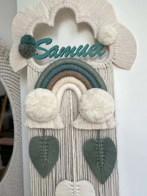 Fiocco di nascita in macramé personalizzato con nome, fatto a mano con cotone naturale e base in legno.