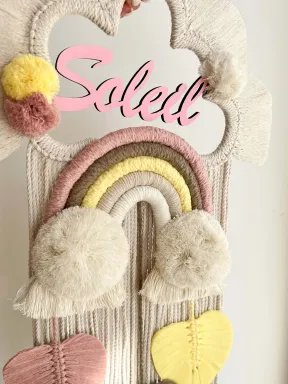 Fiocco di nascita in macramé personalizzato con nome, fatto a mano con cotone naturale e base in legno.