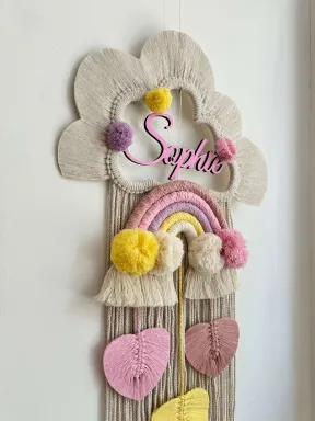 Adorno de nacimiento en macramé personalizado con nombre, hecho a mano con algodón natural y base de madera.