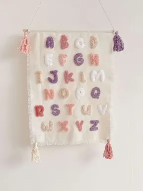 Alphabet-Dekoration aus Baumwolle – Montessori-Wandteppich mit erhabenen Buchstaben für taktiles Lernen.