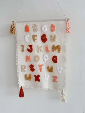 Alphabet-Dekoration aus Baumwolle – Montessori-Wandteppich mit erhabenen Buchstaben für taktiles Lernen.