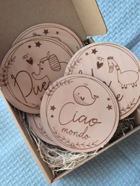 Set Erste Meilensteine aus Holz – 13 Täfelchen, um das Wachstum Ihres Babys Monat für Monat festzuhalten.