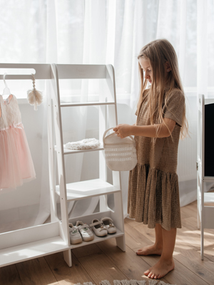 Montessori-Kleiderschrank für Kinder in Weiß