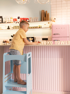 adjustable lerning tower with blackboard